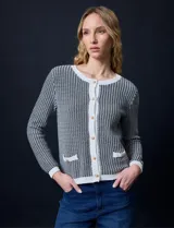 Cárdigan de punto tweed color beige, marca Ninety, con escote redondo, cierre frontal con botones metálicos dorados y bolsillos simulados.