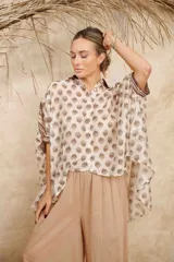 Camisa estampada con cuello clásico, cierre frontal con botones y mangas largas con puños abotonados.
