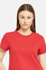 Remera roja de corte recto, cuello redondo y manga corta.