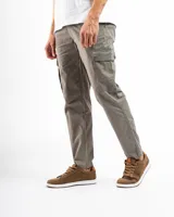 Pantalón cargo color gris con corte slim, bolsillos laterales con botón y refuerzo en la entrepierna.