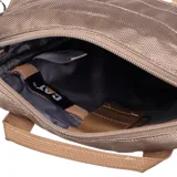 Bolso bandolera unisex color azul marino, con logo de Caterpillar en el frente y múltiples correas horizontales. Tiene correa de hombro ajustable y desmontable, bolsillo acolchado para tablet y bolsillo frontal con solapa y cierre de velcro.