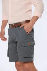 Bermuda cargo color caqui confeccionada en 98% algodón y 2% spandex.