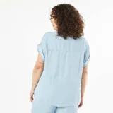 Blusa celeste con cuello mao y mangas cortas remangables.