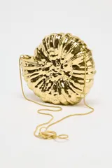 Bolso con forma de caracola color dorado, con efecto metalizado y asa de cadena.