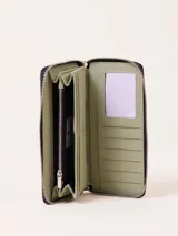 Billetera grande de nylon color azul marino con cierre de cremallera y parche de goma con logo de la marca.