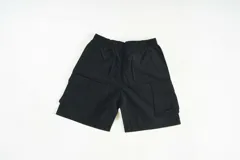 Bermuda negra confeccionada en nylon liviano, con cintura elastizada con cordón, bolsillos laterales y bolsillos cargo de perfil limpio.