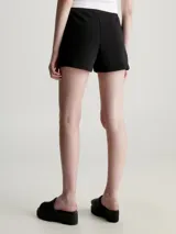 Short deportivo negro de felpa de algodón con cintura elástica, bolsillos laterales y logo de Calvin Klein bordado en el ruedo.