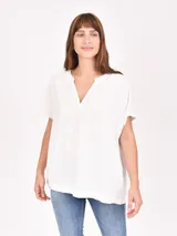 Blusa blanca de mangas cortas con escote en V.