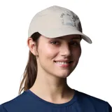 Gorra unisex color beige con logo estampado en el frente y cierre ajustable en la parte posterior.