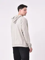 Canguro liso color verde claro, con capucha y bolsillo tipo canguro.