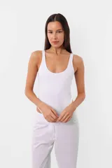 Pantalón sastrero recto de poplín color blanco, tiro medio-bajo, con cintura ancha, doble botón a tono y cierre metálico.