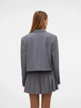 Blazer corto color gris con cuello reverso y cierre de botones.