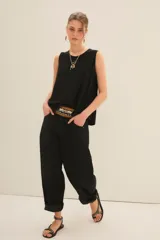 Musculosa negra de algodón con cuello redondo y sisas amplias. Corte holgado y largo a la cadera.