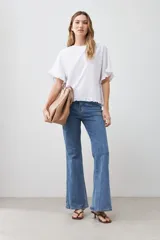Blusa blanca con volados en mangas y ruedo.