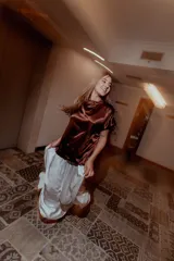 Blusa marrón de satén con cuello redondo y mangas cortas.