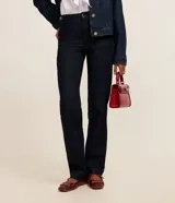 Pantalón de jeans azul oscuro, de corte recto, con cierre tradicional, trabillas en la cintura y hebilla lateral.