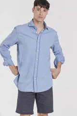 Bermuda de gabardina color gris oscuro, corte chino, con bolsillos laterales y traseros.