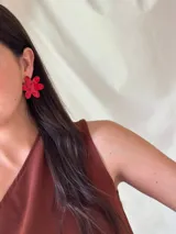Aros grandes con forma de flor color rojo, pintados a mano y con mostacillas.