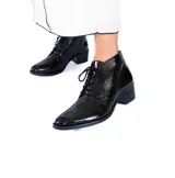 Botines negros de cuero charol con cordones frontales y tacón bloque de 6 cm.