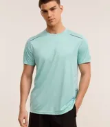 Remera deportiva color verde agua, de poliéster con tecnología Dry, cuello redondo, mangas cortas, estampa heat print y detalle de raya en los hombros.