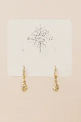 Aros colgantes dorados con forma de lágrima, con incrustaciones de circonitas.