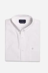 Camisa blanca de manga corta con cuello abotonado (button-down) y bolsillo en el pecho con logo bordado.