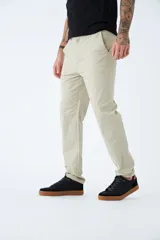Pantalón chino de gabardina color beige, de corte regular, con cierre frontal y bolsillos laterales y traseros.