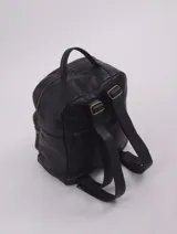 Mochila de cuero color marrón claro, con múltiples bolsillos externos con cierre y aplique trasero para colocar en carry on.