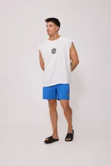 Short de baño color lila con cordón ajustable en la cintura y parche con logo de la marca en la pierna.