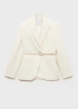 Blazer color crema con solapas de muesca, hombros estructurados, bolsillos de ribete, cinturón desmontable y forro interior.