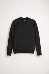 Buzo de punto gris oscuro con cuello en V y mangas largas.