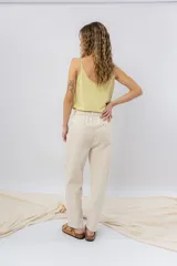 Pantalón relaxed fit color beige, confeccionado en algodón. Presenta cintura elastizada, bolsillos delanteros grandes y calce cómodo.