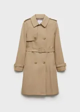 Trench coat azul marino con doble botonadura, cinturón ajustable, cuello de solapa, trabillas en los puños y abertura posterior en el bajo.