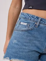 Short de jean negro con roturas y terminaciones desflecadas.