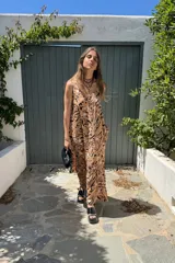 Vestido largo color camel con estampado abstracto en negro, blanco y rosa.