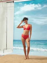 Bombacha de bikini roja, de corte clásico.