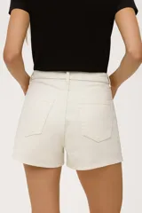 Short de jean color blanco, de calce alto y corte ajustado al cuerpo.