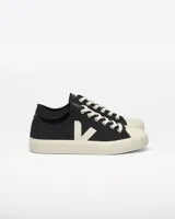 Championes Veja Wata II Low Canvas, color negro con logo lateral en blanco y suela color crema. Fabricados con algodón orgánico y caucho de la Amazonía.