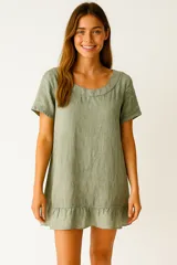 Vestido corto de algodón color verde militar, de corte ancho y holgado, con mangas cortas y cuello redondo. Presenta un detalle de volado en el ruedo inferior.