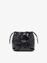 Bolso tipo cubo para mujer, confeccionado en cuero negro brillante con efecto arrugado o aplastado. Presenta un cierre de cordón ajustable y el icónico logotipo metálico 'D' de Diesel en el centro. Incluye múltiples bolsillos internos.