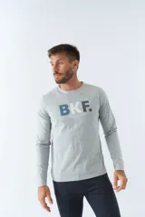 Remera de manga larga azul marino con estampado frontal de letras BKF en celeste y rosa.