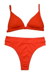 Conjunto de bikini naranja de tejido acanalado, compuesto por un corpiño triangular con tirantes finos y una bombacha tipo tanga de tiro alto.