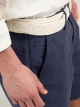 Bermuda de hombre color azul marino, marca El Ganso, de tejido 77% algodón, 20% algodón reciclado y 3% elastán. Corte Regular Fit. Tiene dos bolsillos laterales y bolsillos traseros con cintas insertadas. Tinte pigmentario consiguiendo un color desgastado.