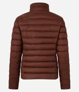 Campera puffer ultraligera color marrón, confeccionada en poliamida acolchada, con cuello alto y cierre por cremallera. Incluye bolsita con cordón.