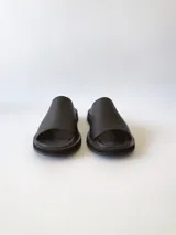 Sandalias negras de cuero con plataforma baja.