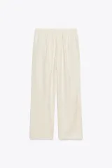 Pantalón jogger wide leg color crudo, confeccionado en hilatura con lino. Tiro medio, cintura elástica ajustable con cordones, bolsillos laterales ocultos en costura y pierna ancha.