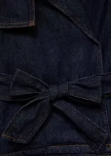 Abrigo corto de denim azul oscuro, con cuello de solapa, manga larga abullonada con trabillas, cierre delantero con cinturón tipo batín, trabillas en los hombros y dos bolsillos laterales.