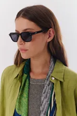 Lentes de sol estilo carey con montura cuadrada y lentes oscuros.