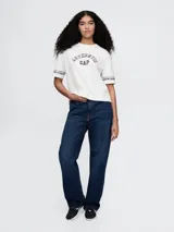Remera corta color blanco con logo de Gap estampado en el frente y mangas cortas con detalle de rayas horizontales.