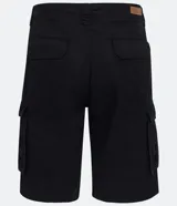 Bermuda cargo de sarga color negro, corte recto, con bolsillos laterales y traseros.